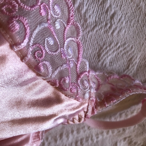 Vintage Victoria’s Secret Pink Satin Bra - Picture 5 of 6